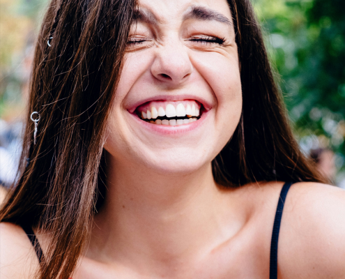 Mujer riendo tras un golpe en el hueso de la risa